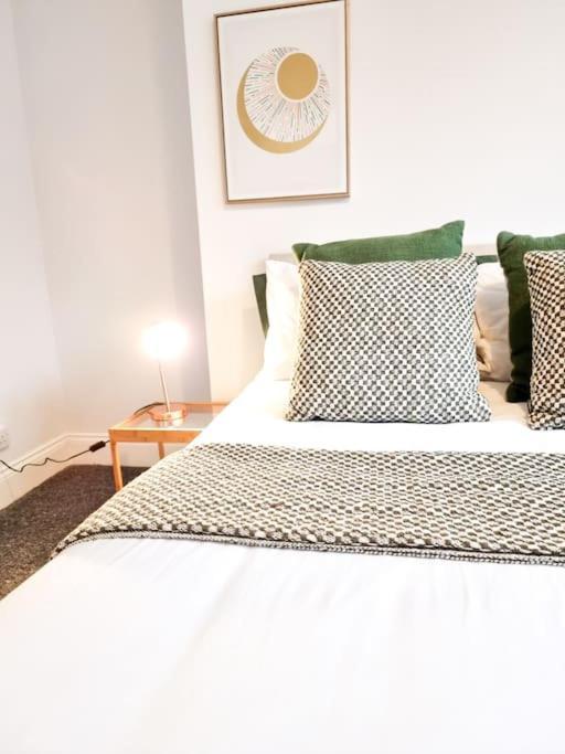 Gorgeous Newly Renovated 2 Double Bed Flat Apartment Суонзи Екстериор снимка