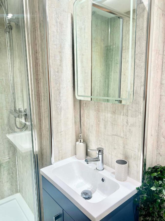 Gorgeous Newly Renovated 2 Double Bed Flat Apartment Суонзи Екстериор снимка